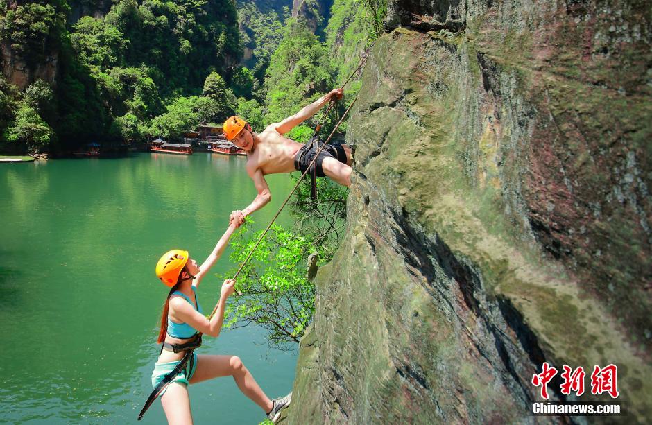 Woman accepts marriage proposal on cliff