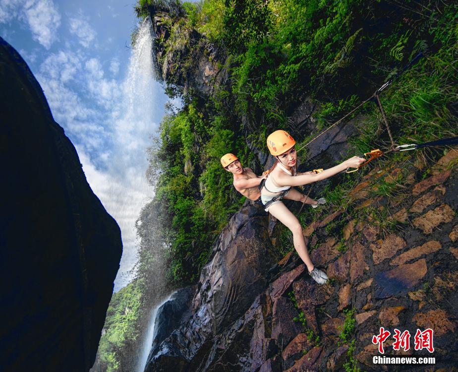 Woman accepts marriage proposal on cliff