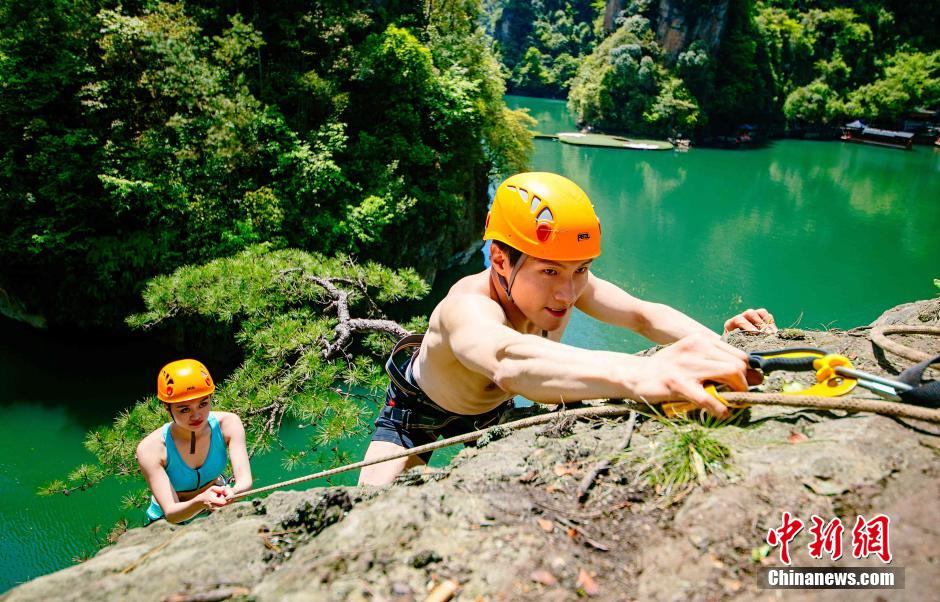 Woman accepts marriage proposal on cliff