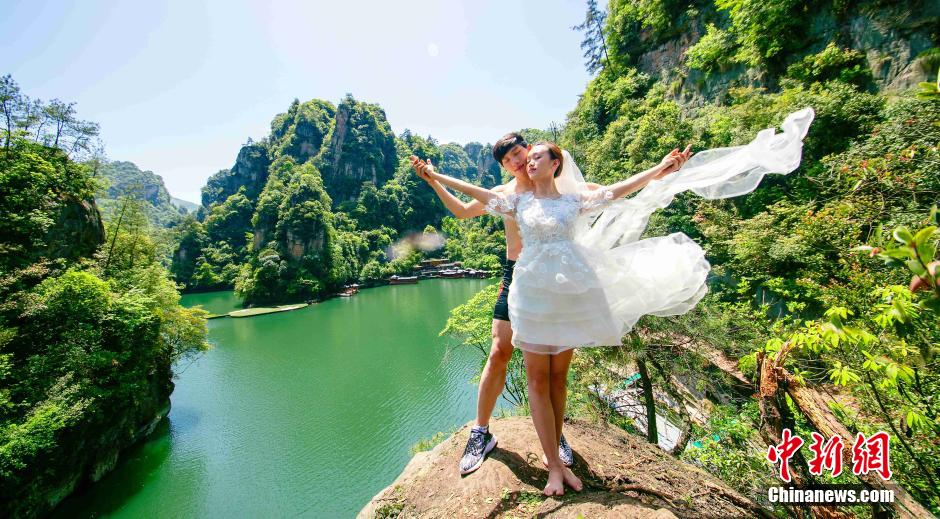 Woman accepts marriage proposal on cliff