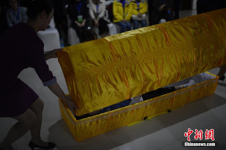 College students experience 'death' in Chongqing