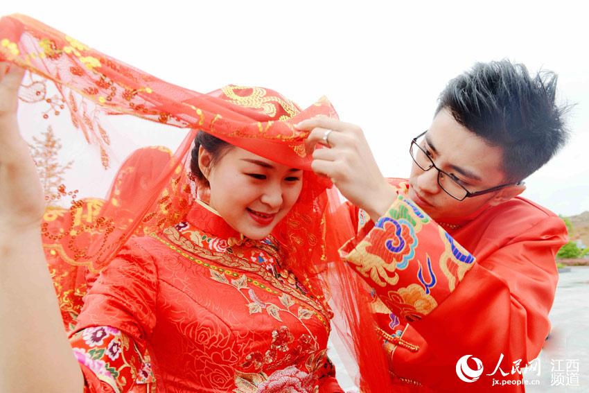 50 couples have traditional group wedding in Wuyuan