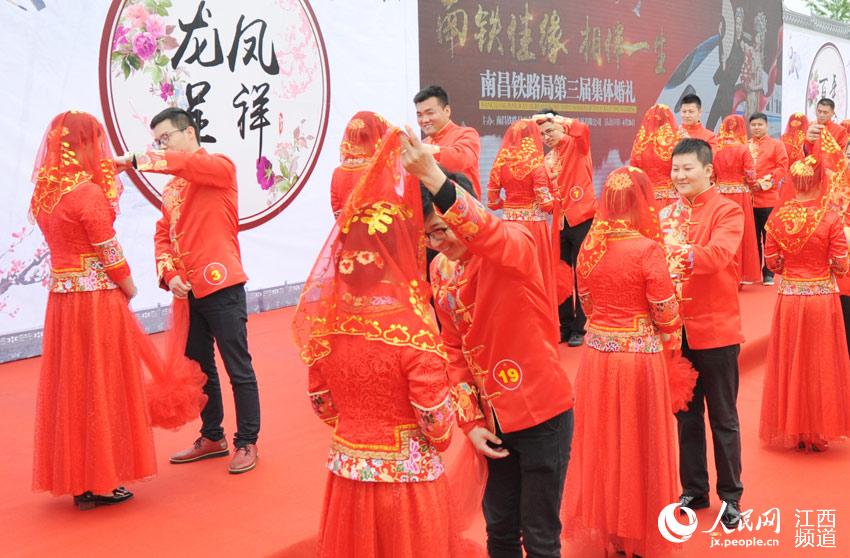 50 couples have traditional group wedding in Wuyuan