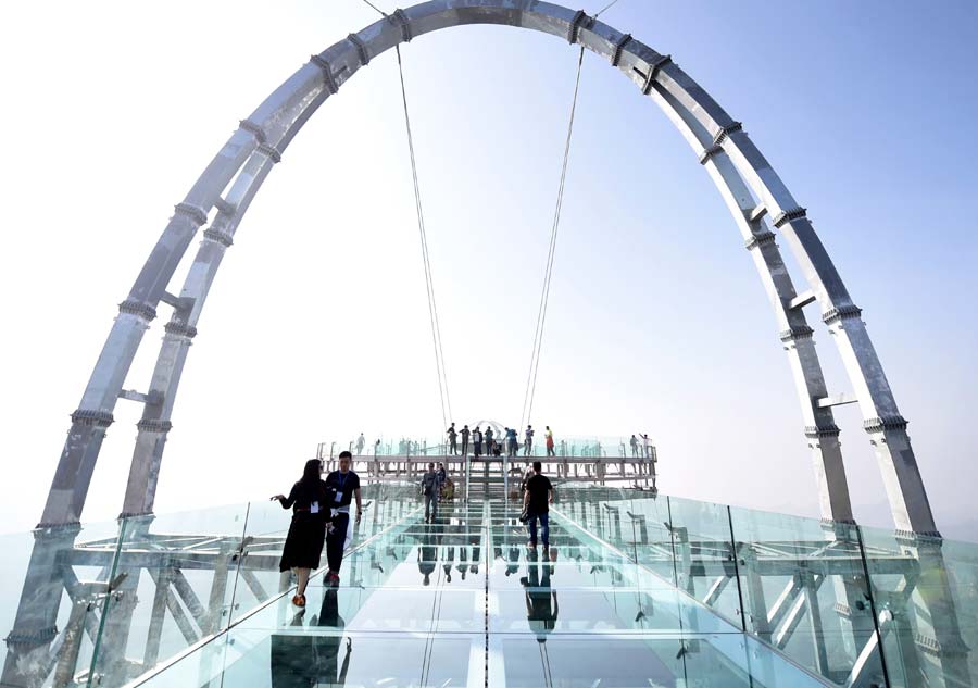 Glass sightseeing platform in Beijing scenic spot opens