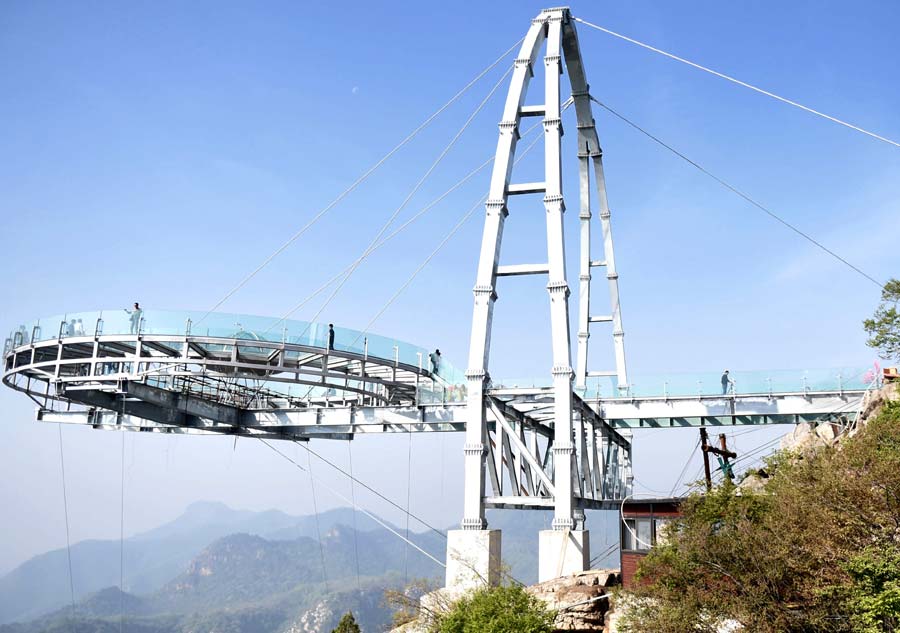 Glass sightseeing platform in Beijing scenic spot opens