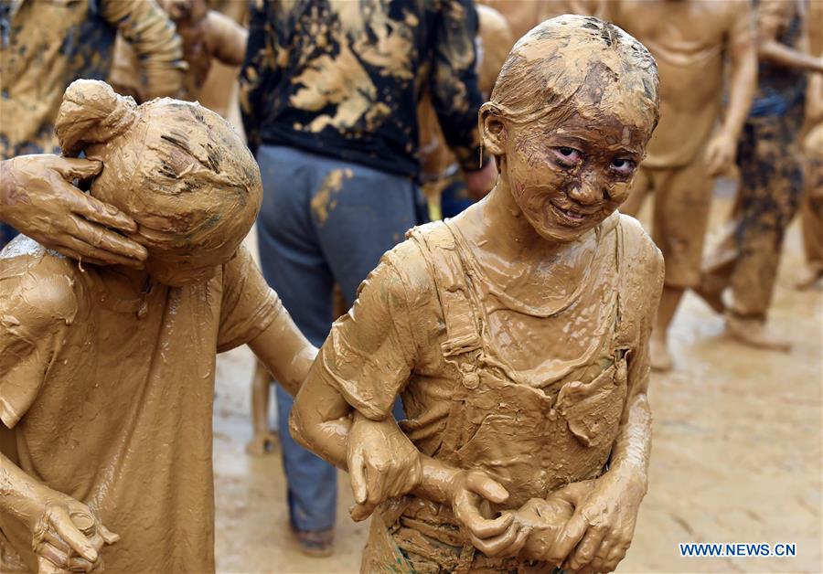 Muddy carnival held in Southwest China's Yunnan