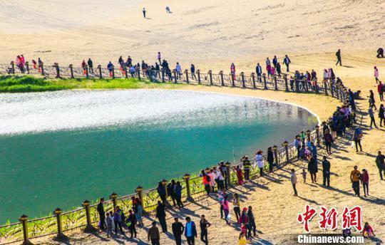 Rare fish spotted in Crescent Lake in Dunhuang