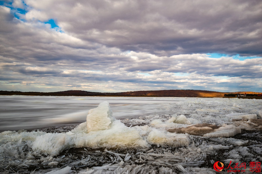 Ice thaws in Heilongjiang River