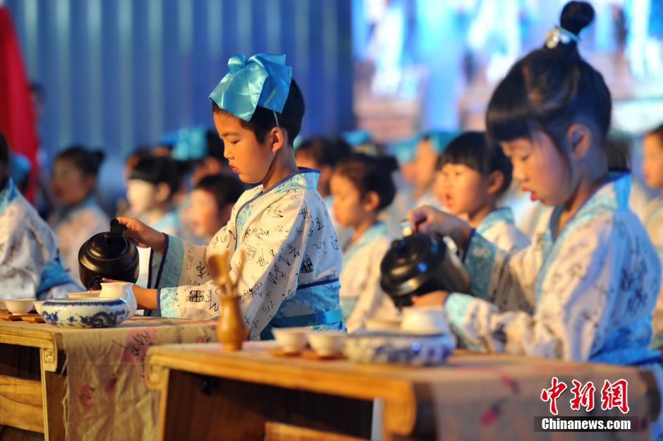 Pupils wear traditional costumes at tea expo in Sichuan