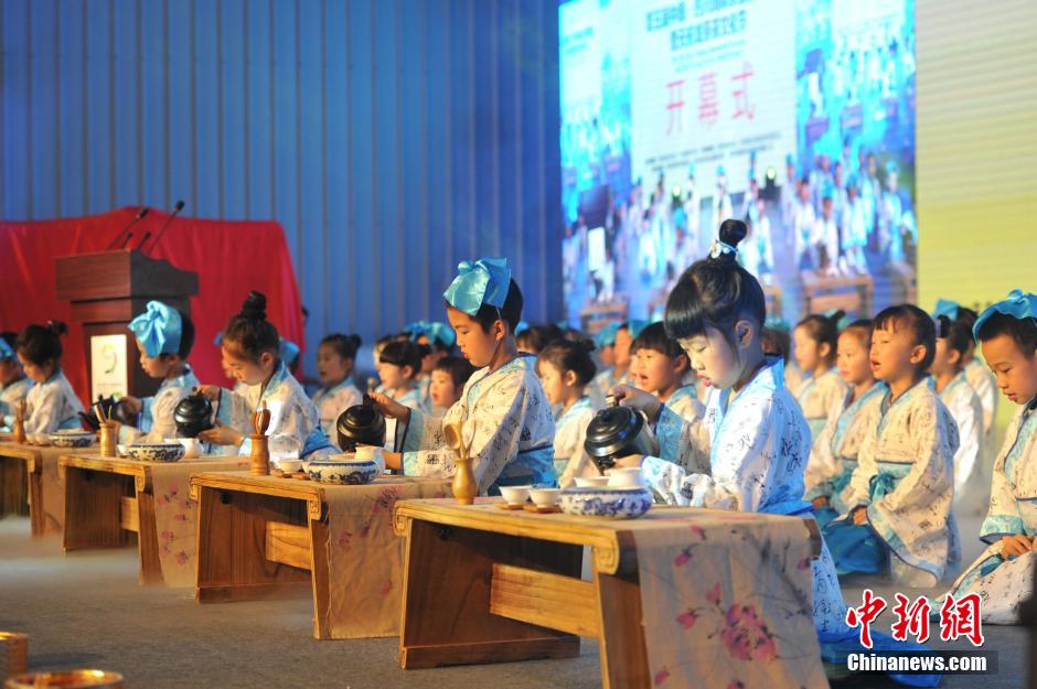 Pupils wear traditional costumes at tea expo in Sichuan