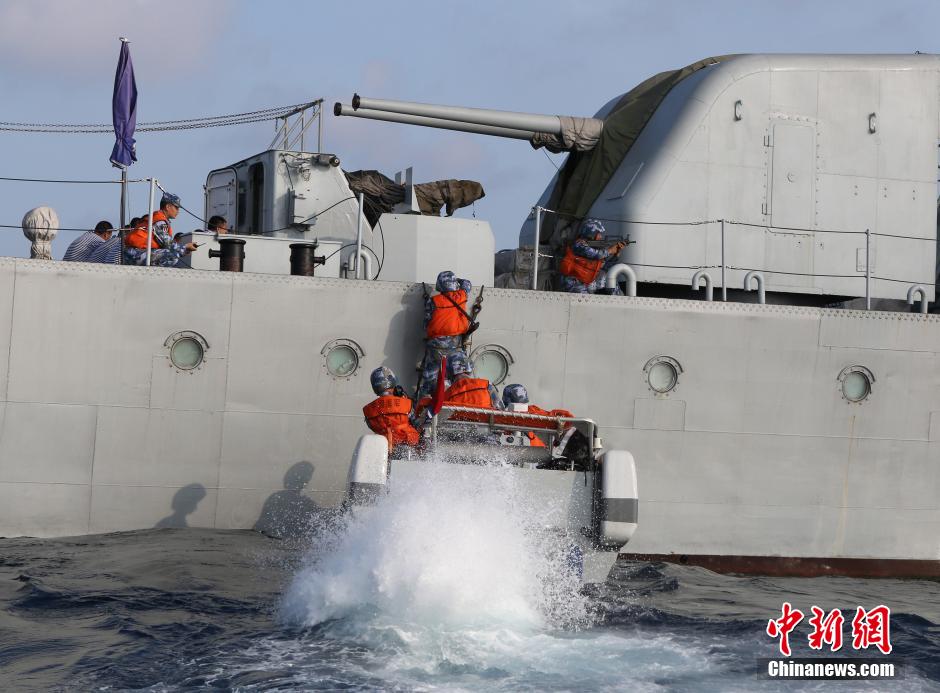 South China Sea Fleet conducts response training for special situation 