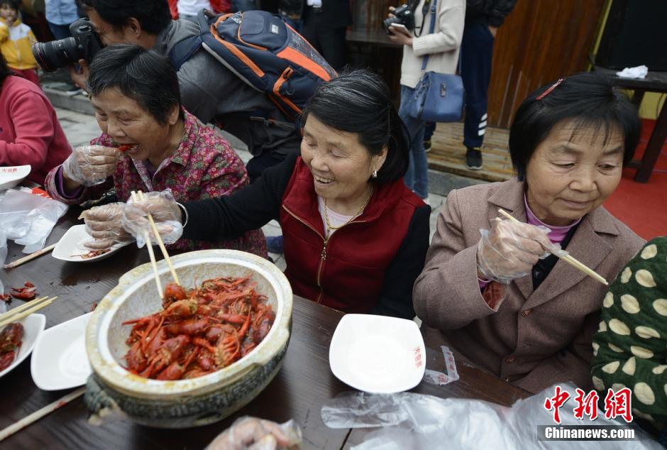 Cook fries crawfishes with his bare hands