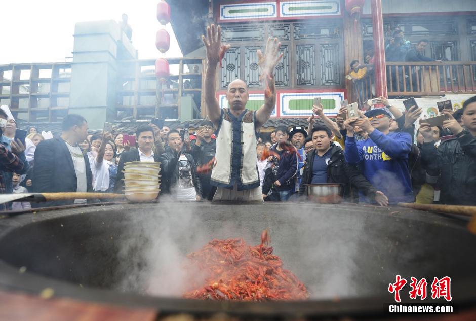 Cook fries crawfishes with his bare hands