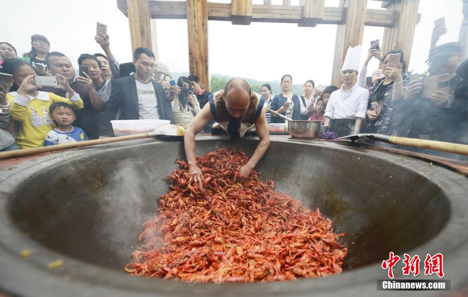 Cook fries crawfishes with his bare hands