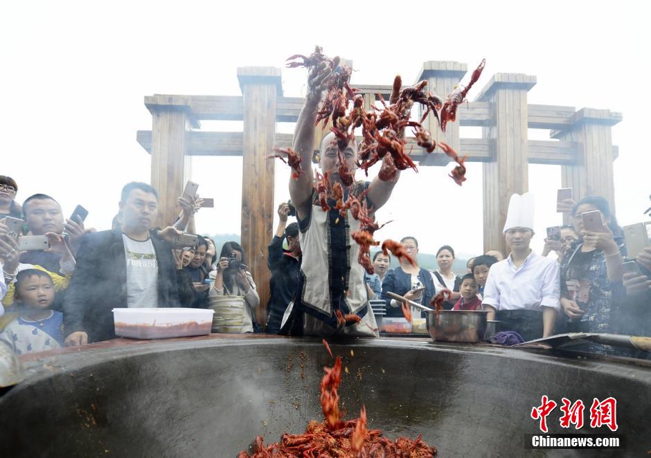 Cook fries crawfishes with his bare hands