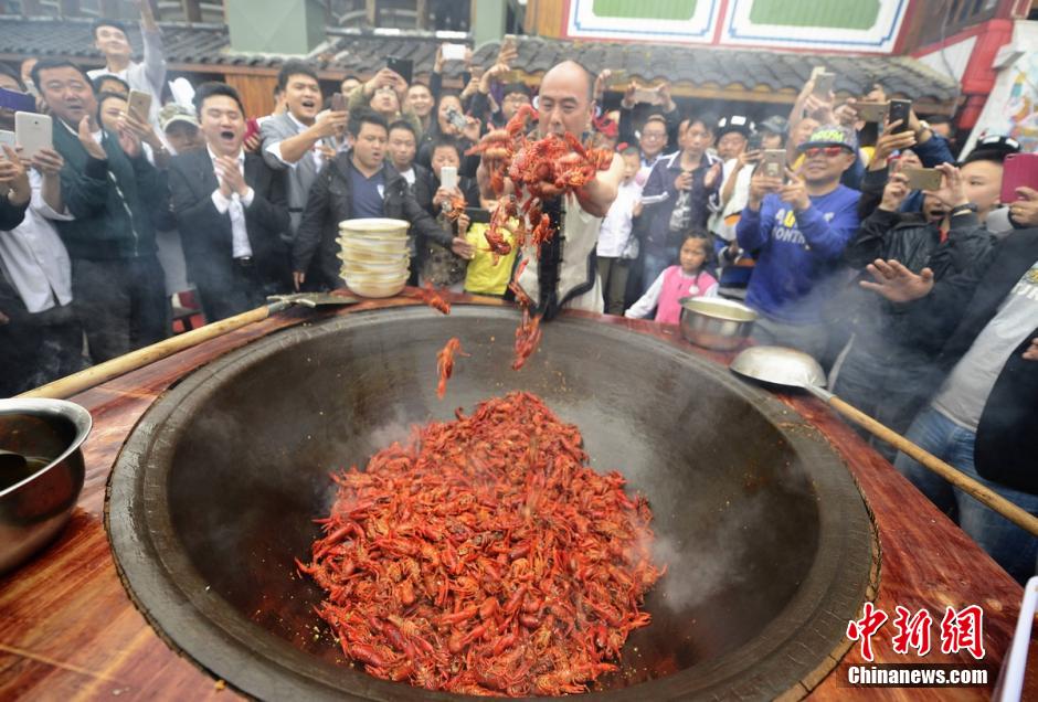 Cook fries crawfishes with his bare hands