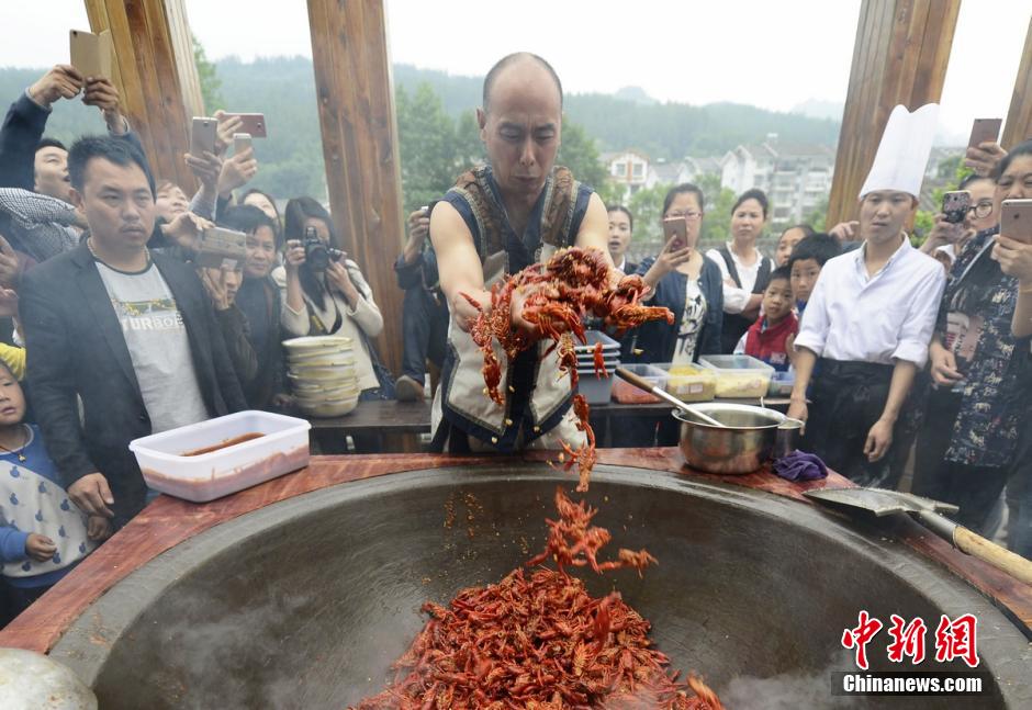 Cook fries crawfishes with his bare hands