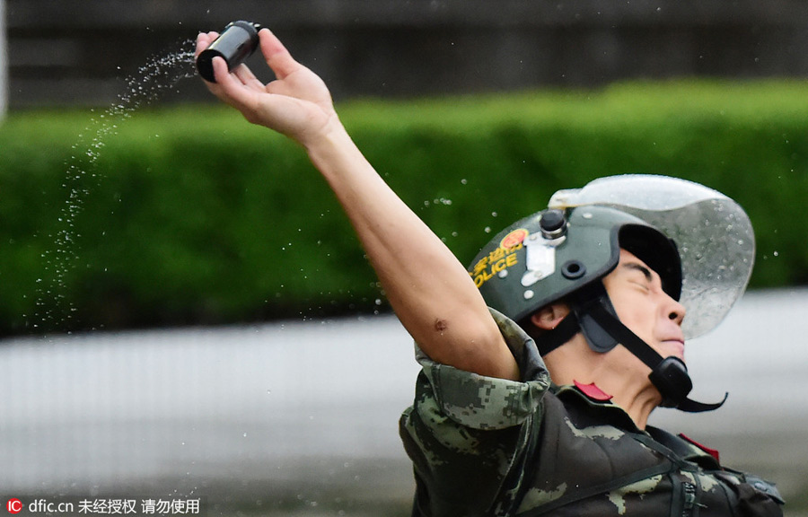 Guangdong armed police conducts military skill competition in rain