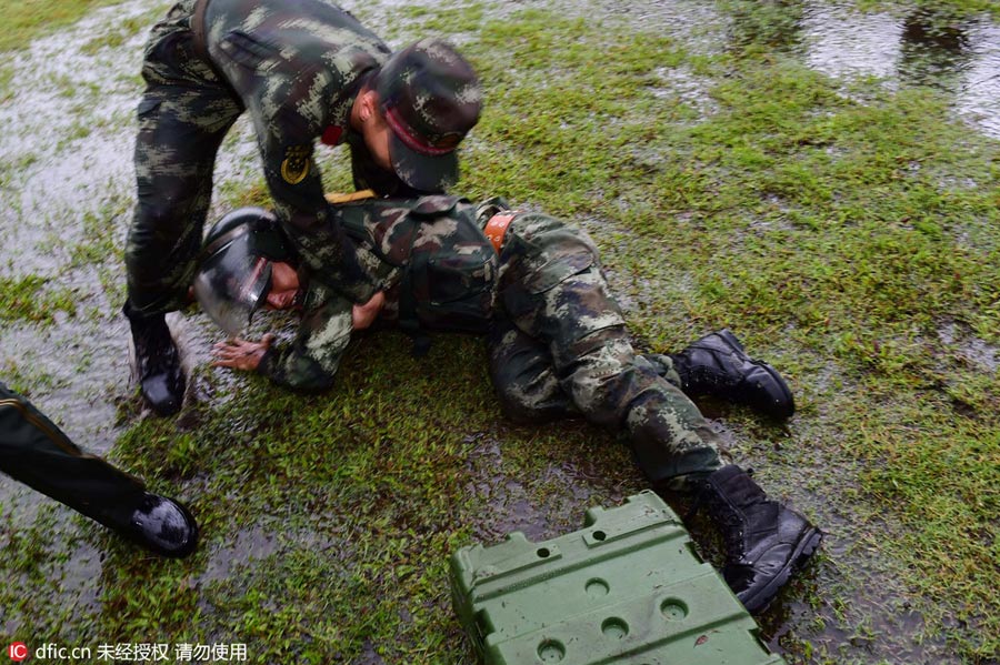 Guangdong armed police conducts military skill competition in rain