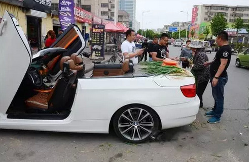 Man sells scallions on his BMW convertible