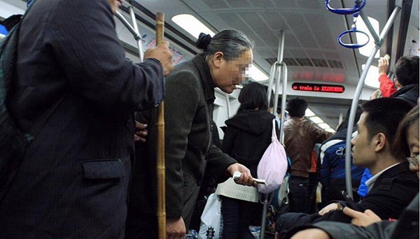 Beijing to set up blacklist for beggars and subway performers