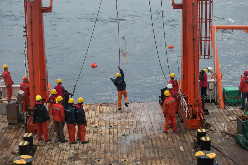 China's first deep-sea in situ microbial culture system retrieved