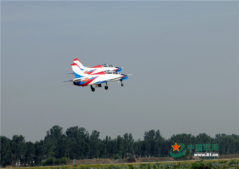 Congrats! The first batch of fighter pilots from Tsinghua University