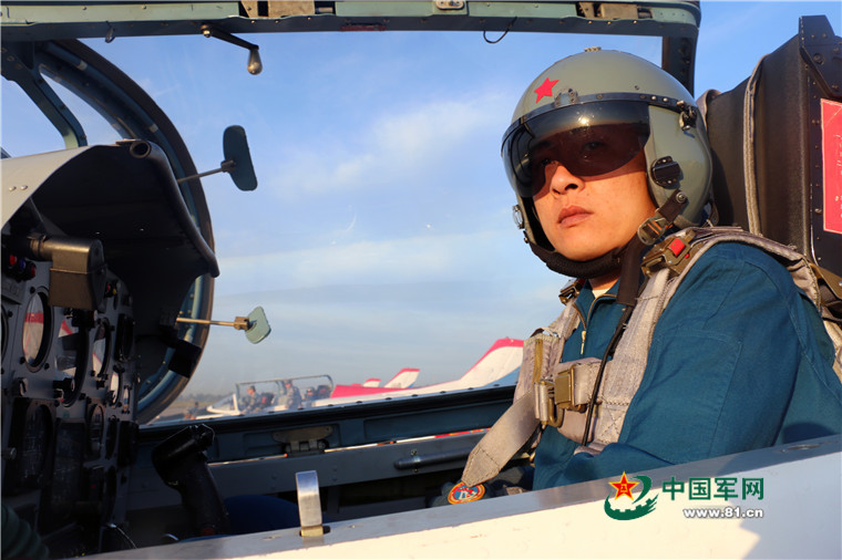 Congrats! The first batch of fighter pilots from Tsinghua University