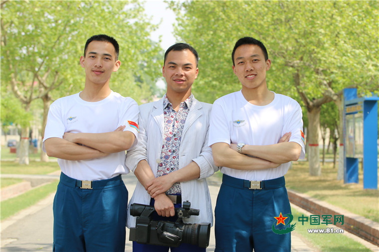 Congrats! The first batch of fighter pilots from Tsinghua University