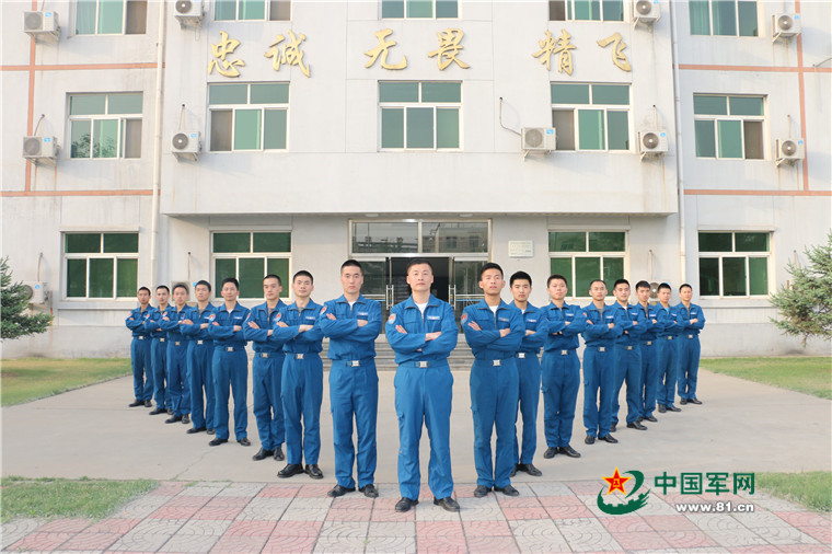 Congrats! The first batch of fighter pilots from Tsinghua University