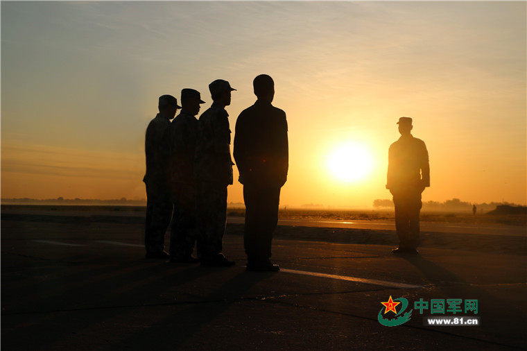 Congrats! The first batch of fighter pilots from Tsinghua University