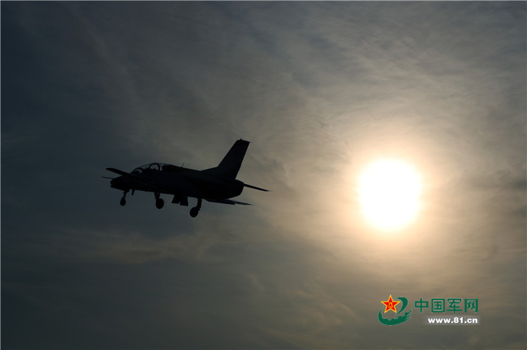 Congrats! The first batch of fighter pilots from Tsinghua University