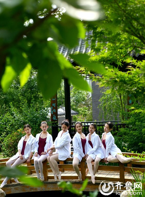 Charming dancing students pose for graduation photos