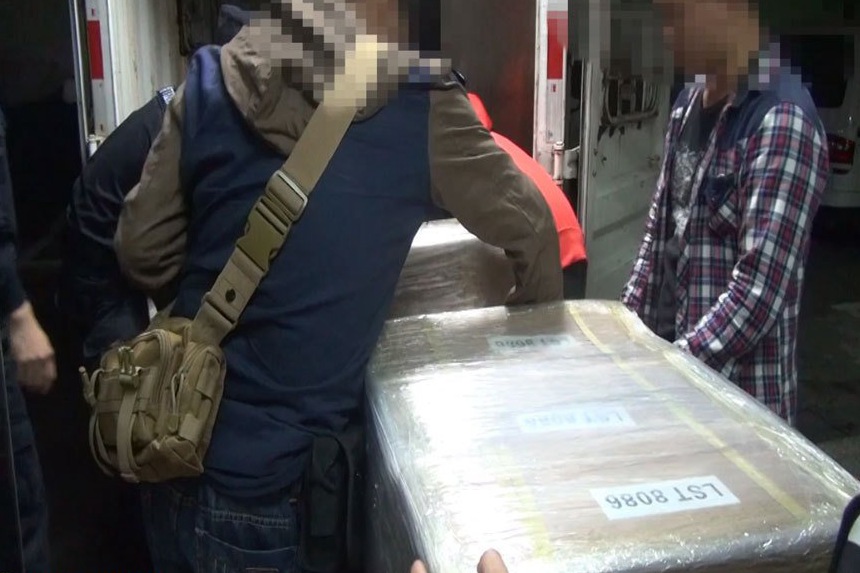 Guangzhou delivery man help police seize 300 kg crystal meth