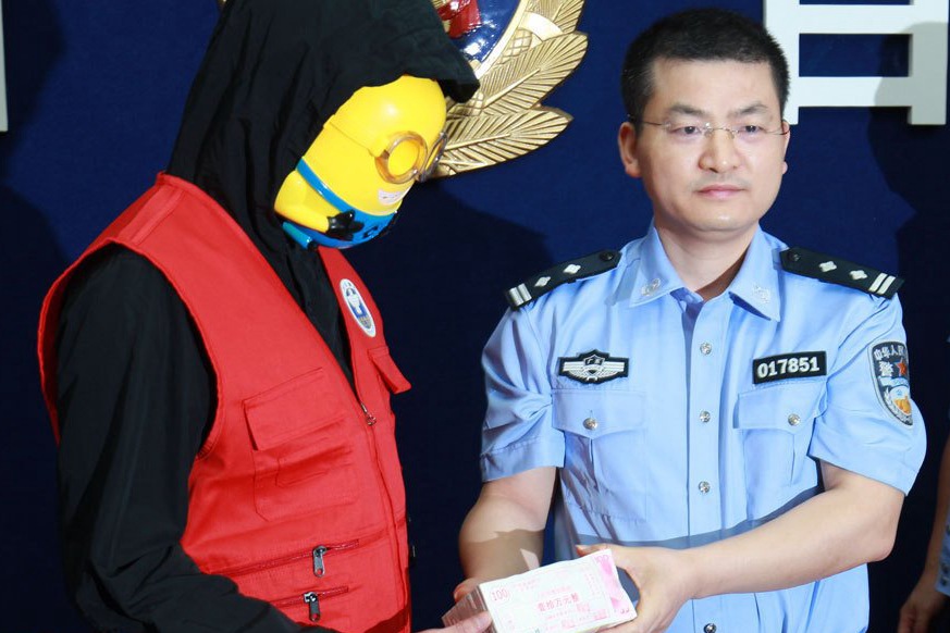 Guangzhou delivery man help police seize 300 kg crystal meth