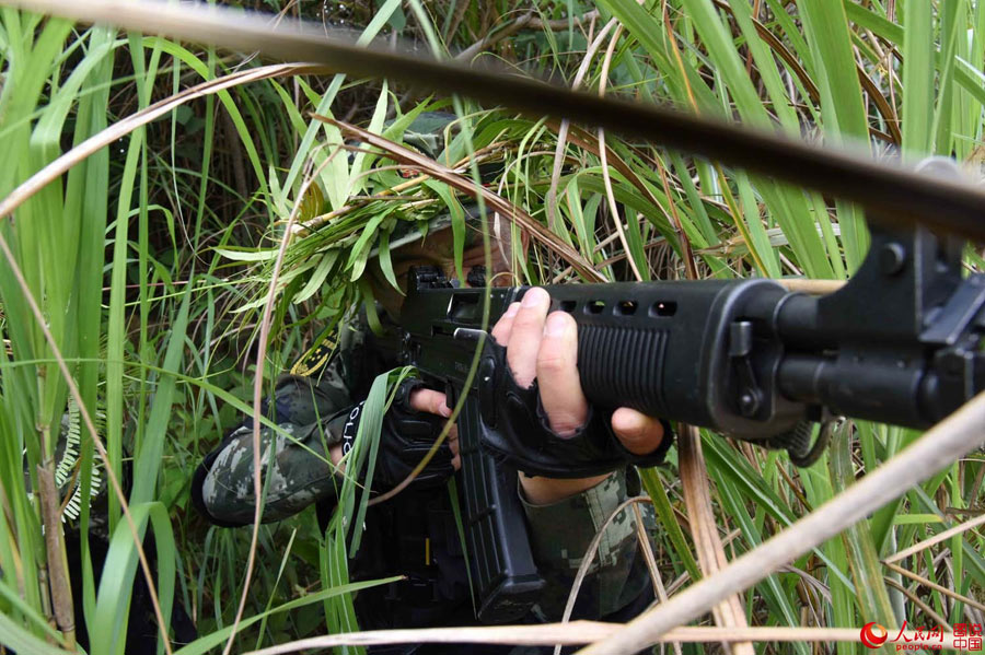 Guangxi armed police corps conduct field training