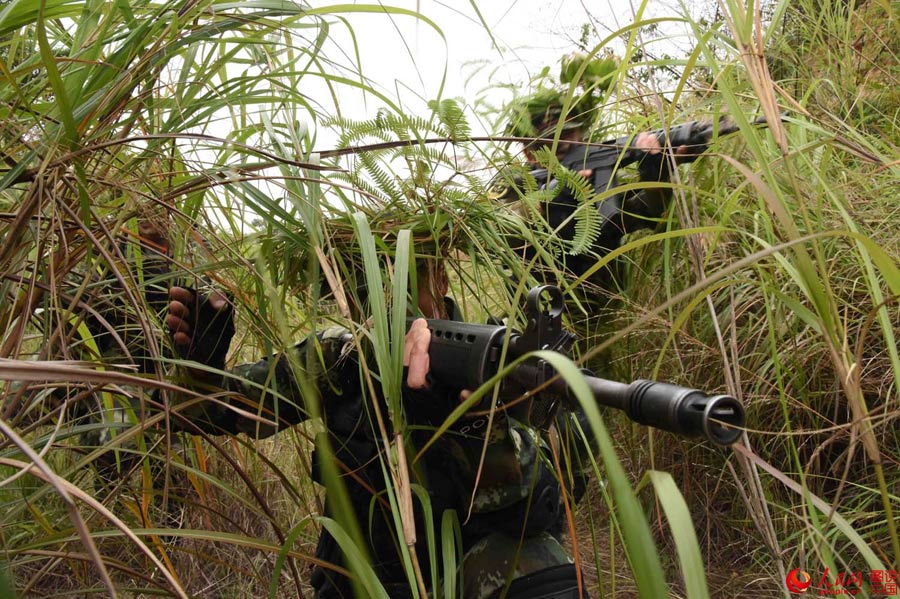 Guangxi armed police corps conduct field training