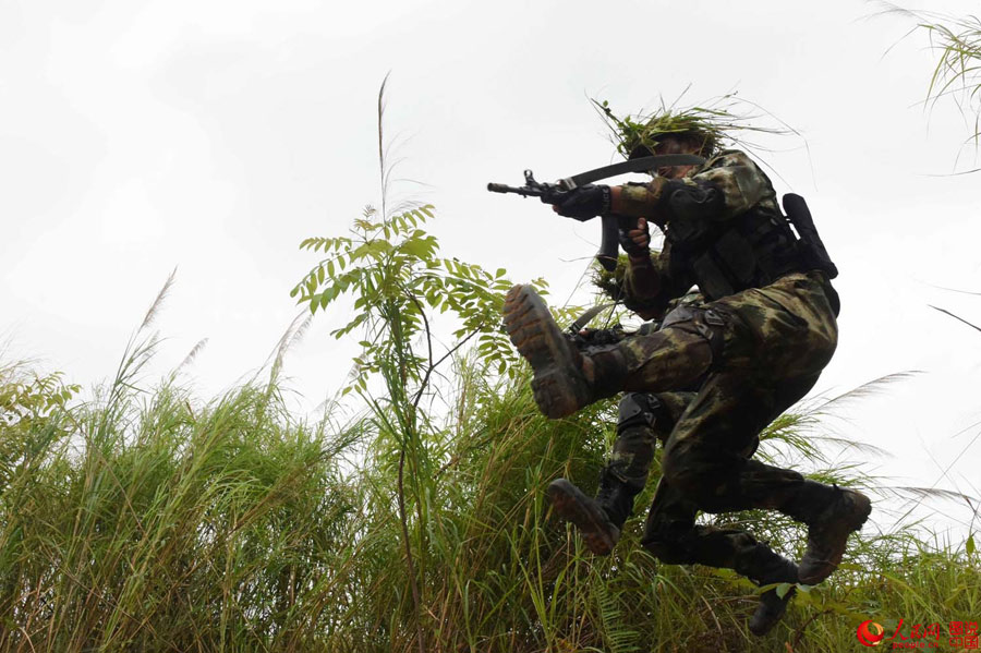 Guangxi armed police corps conduct field training