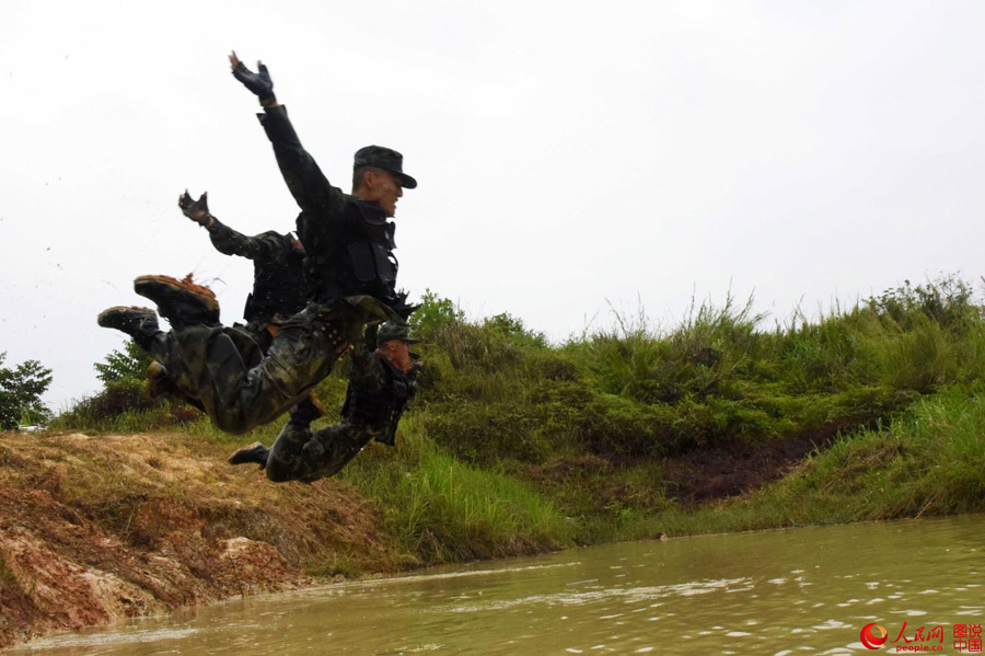 Guangxi armed police corps conduct field training