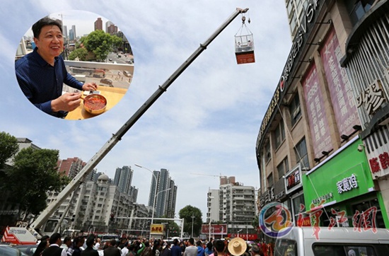 A noodle shop in Xiangyang opened seats in the air