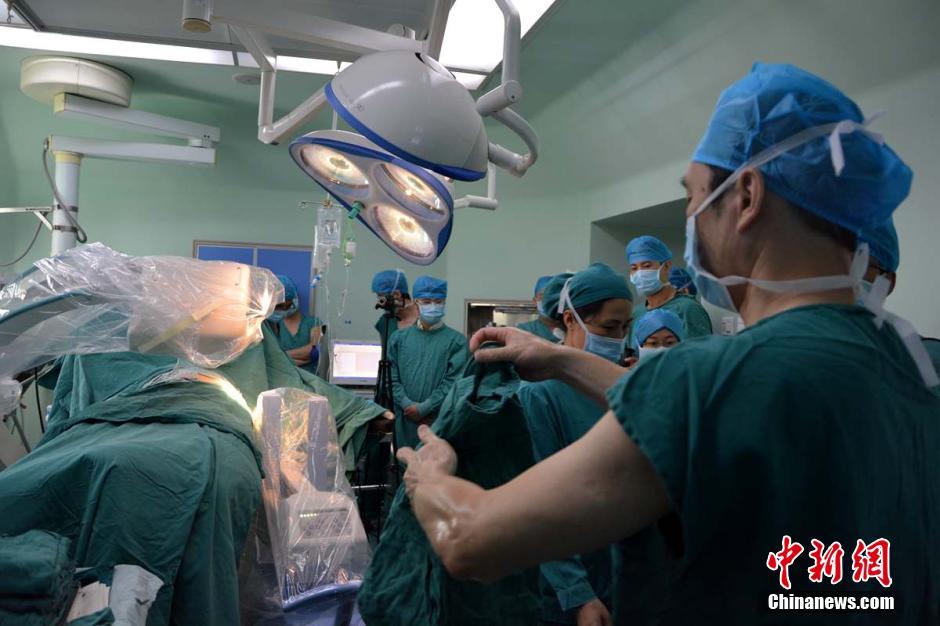 Orthopaedic robot treats patient in SW China