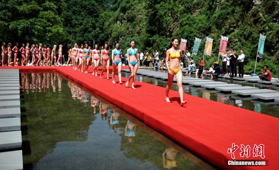 Contestants of Supermodel of the World 2016 debut in Sichuan