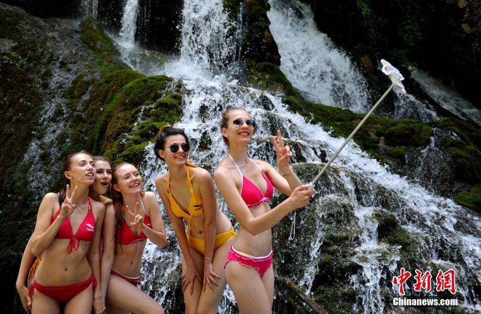 Contestants of Supermodel of the World 2016 debut in Sichuan