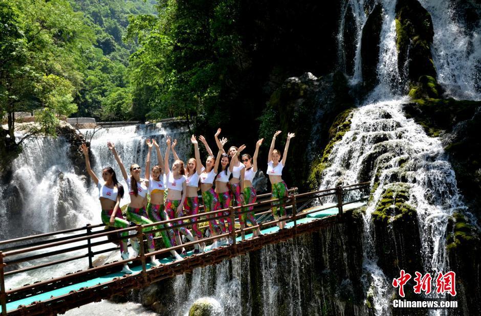 Contestants of Supermodel of the World 2016 debut in Sichuan