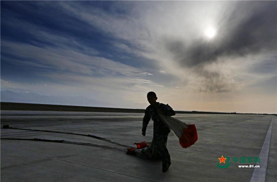 Fighters conduct drill over the Qilian Mountains