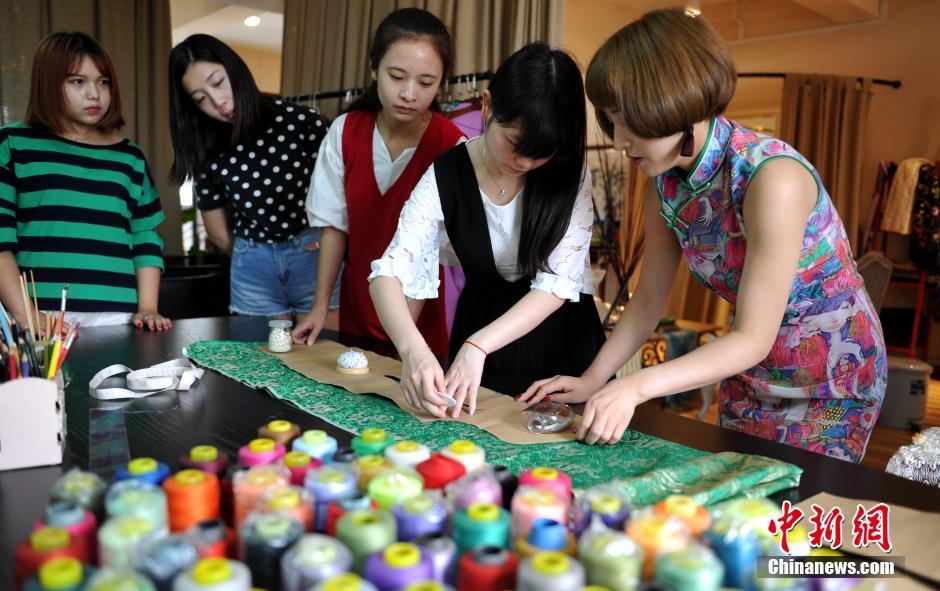 The life of a post-90s cheongsam tailor in Chengdu