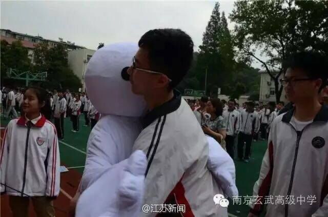 High school principal dressed up as ‪‎Baymax‬ to ease students' stress for the Gaokao