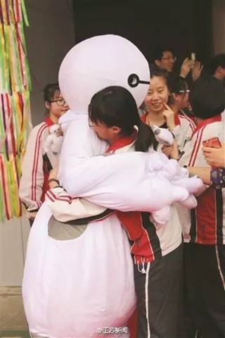 High school principal dressed up as ‪‎Baymax‬ to ease students' stress for the Gaokao