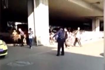 Foreigner directs traffic on crossroad in SW China