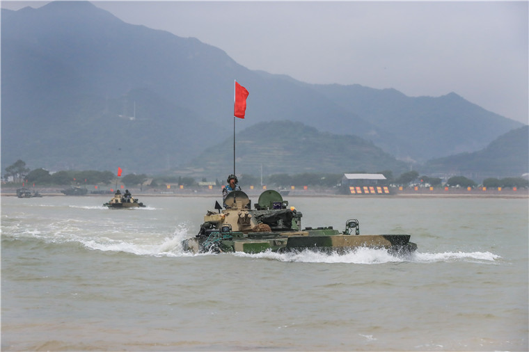 Amphibious mechanized infantry regiment executes coordinated training